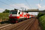 9.5.08 Die typische Ostbahnlok. Tglich war sie im Regionalverkehr zwischen Wien und Bratislava zu beobachten. So auch an diesem Tag, hier fhrt die 1014 011 gerade mit dem REX 7626  Engerau  von Bratislava Petrzalka nach Wien Sdbahnhof Ostseite, bei Gramatneusiedl.