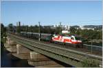 1014 011  Rail Cargo Austria  fhrt mit dem EZ 7390  Leiser Berge  von Wien Sd Ostseite nach Korneuburg.(Eine Laterne wurde mit PS entfernt)   Wien Nordbahnbrcke 28.8.2011