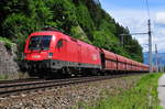 Die 1016 002 der ÖBB vor einem Schotterzug kurz vor der Einfahrt in den Bahnhof Kufstein am 11.07.17
