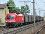 1016 024 mit einem Gterzug am 10.05.2007 bei der Durchfahrt in Marchtrenk.