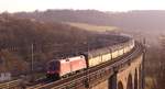 Ein ÖBB-Taurus zieht einen ARS Altmann über den Altenbeker Bekeviadukt.