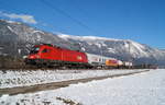 1016 029 mit einem Hilfszug Richtung Innsbruck bei Vomp, 18.12.2018.