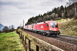 1016 018-4, 1144 075-9 und 1144 021-3 fahren bei Penk, mit einem Gemischten Güterzug, die Tauernbahn-Südrampe hinunter.