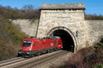 1016 033 mit R 2329 hat soeben den 165 m langen sogenannten  Busserltunnel  zwischen Gumpoldskirchen und Pfaffstätten verlassen und ist nach Payerbach-Reichenau unterwegs.