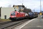 ÖBB-LOK TAURUS UND 110 262-3 BAYERNBAHN AUF DER DILLSTRECKE

Die ÖBB-Taurus mit Güterzug vor dem Haltsignal,Bayernbahn-110 mit Güterzug
hat freie Fahrt im Bahnhof HAIGER/HESSEN Fahrtrichtung Dillenburg/Frankfurt...,
am 17.3.2021....