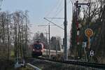 Am 20.12.2021 ist das mechanische Einfahrsignal von Enzisweiler noch in Betrieb. Im Hintergrund 1016 038 mit den Wagen des IC 118  BODENSEE  von Innsbruck nach Bochum.