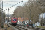 ÖBB 1016 027 hat am 30.01.2022-Lindau Reutin mit dem IC 119 Richtung Innsbruck verlassen und soeben den BÜ Eichwaldstraße passiert. Das Gebäude im Hintergrund Bildmitte ist ein ehemaliges Bahnwärterhaus. 2017 kam es aus traurigem Anlass in die Schlagzeilen: Einbrecher hatten einen Bewohner ermordet und um die Spuren zu verwischen das Gebäude in Brand gesteckt. Heute präsentiert es sich mustergültig wiederhergestellt.