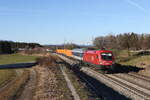 1016 007  Sunny Boy  war am 10. Februar 2022 mit einem gemischten Güterzug bei Grabenstätt im Chiemgau in Richtung Salzburg unterwegs.