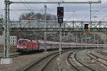 1016 041 mit den Wagen des IC 119  BODENSEE , Dortmund - Innsbruck, am 11.02.2022 bei der Einfahrt in den Bahnhof von Biberach (Riß).