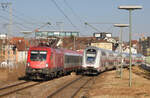 Am 05.03.2022 begegnen sich 1016 049 mit EC 113 Frankfurt-Klagenfurt und IC 2162 Nürnberg-Karlsruhe in Stuttgart-Zuffenhausen.