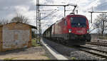 Wenige Relikte wie das angeschnittene Häuschen deuten am Bahnhof Angersdorf noch auf die alte Infrastruktur hin, während dieser umgeleitete Schiebewandzug mit 1016 025-9 (Siemens ES64U2) auf