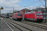 Lokwechsel in Singen - Nachdem 1016 011 am 16.04.2022 die Wagen des IC 185, Stuttgart - Zürich, nach Singen (Hohentwiel) gezogen hatte und abgekuppelt wurde, befindet sich die Lok hier auf der