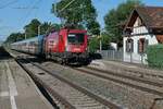 Die abgebügelte 1016 041 an den von 1116 271 gezogenen Wagen des RJ 890 von Bregenz und IC 890 ab Lindau-Reutin nach Frankfurt (M) Hbf am 11.07.2022 in Friedrichshafen Löwental