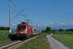 Zwischen Eriskirch und Friedrichshafen zieht 1016 041 nicht nur die Wagen des RJ 890, Bregenz - Lindau-Reutin und IC 890, Lindau-Reutin - Frankfurt (M) Hbf sondern auch die am Zugende abgebügelte