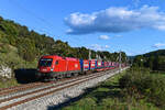 Der KLV-Zug DGS 42174 von Sommacampagna nach Wuppertal Langenfeld fährt unter der Regie der ÖBB-Tochter Rail Cargo Carrier und ist stets einheitlich mit Aufliefern der Spedition  Winner  beladen. Am 21. September 2022 war diese Leistung mit der 1016.033 bespannt und konnte von mir im Altmühltal bei Hagenacker dokumentiert werden.