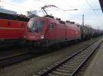 Die 1016 037 mit einem Kesselwagenzug am 04.01.2008 bei der Durchfahrt in Passau HBF.