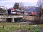 1016 041 - 4 macht sich mit einem  Peugeot-Autozug  in richtung Osten.