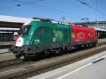 Die Landesfarben von Portugal beklebt auf der 1016 025 -7zu Gast in   Mnchen Hbf, am 09.06.2008