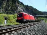 Die BR 1016 004-2 fhrt am 10.07.2008 mit einem GZ bei Zams talwrts in Richtung Innsbruck.