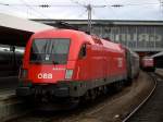 Die 1016 001 am 04.08.2008 in Mnchen Hbf auf Gleis 14 beim Ankuppeln des EC Wrtersee.