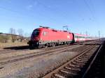 1016 042-2 braust mit OEC60 durch den Bahnhof Redl-Zipf; 090124