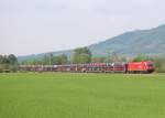 Mit einem Ganzautozug ist die 1016 008 am 01.05.2009  in Kremsdorf bei Micheldorf durchgefahren.