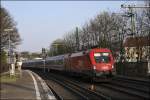 1016 026 durchfhrt mit dem IC 2028  KNIGSSEE , Brechdesgaden Hbf - Hamburg-Altona, das Hamburger Stadtgebiet und passiert dabei die Station Holstenstrae.