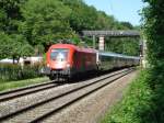 Der BB-Taurus 1016 019-0 zieht am 05.06.09 seinen EC am Mnchner Nockherberg vorbei in Richtung Mnchen Hbf.