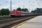 1016 013-3 zieht OEC 160  Vorarlberg  an den Teilnehmern vom Bahnbilder-Treffen in Wrgl/Brixlegg vorbei.