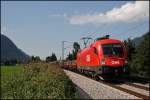 Wie frisch gewaschen sieht 1016 022 aus, als sie am 05.08.2009 einen Gterzug in Richtung Tirol bespannte.