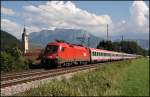 1016 036 legt sich vor dem Kloster Raisach mit dem OEC 569 „BERNARD Ingenieure“, Bregenz – Wien Westbahnhof, in die Kurve.