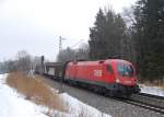 1016 046-1 hat soeben Rosenheim verlassen um ihren hauptschlich aus Schiebewandwagen bestehenden Gterzug in den Norden zu bringen.