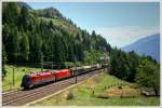 1116 228 railjet + 1016 043 ziehen einen Gterzug ber die Tauern-Sdrampe nahe Penk.