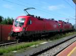 1016 049-7 u 1116 196-5 mhen sich bei Marchtren mit einem Containerzug ab;100713