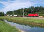 Mit einem mssig ausgelasteten Containerzug  ist am 16.07.2011 die 1016 009 in  Wartberg an der Krems durchgefahren.