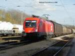 1016 025-7 mit einem Gterzug bei der Durchfahrt durch den Bahnhof Inzersdorf, am 29-10-2002