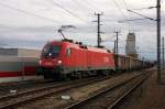 1016 021-6 durchfhrt mit einem Rbenzug den Bahnhof Herzogenburg, am 4.12.2011