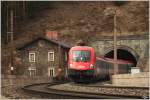 Aus dem Pettenbachtunnel kommend, befhrt 1016 026 mit IC 651  120 Jahre Kapsch  (Wien Meidling-Graz Hbf) das 82m lange Hllgraben Viadukt nahe Pettenbach.