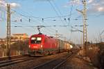 1016 045 im Abendlicht, am 28.03.2012 in Neulengbach mit der Burg Neulengbach in Hintergrund.