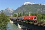 1016 015 mit frischem Lack am 19.05.2012 mit einem REX auf der Innbrcke in Brixlegg.