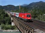 Die 1016 002 mit einem REX am 18.08.2012 bei der berfahrt ber die Salzach bei Golling.