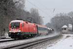 1016 007 mit einem Personenwagen und Gterwgen bei der Durchfahrt in Aling.