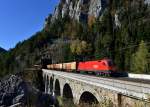 1016 001 mit einem Hackschnitzelzug am 31.10.2012 auf dem Krausel-Klause-Viadukt nahe Breitenstein.