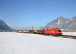 1016 024 mit einem Gterzug am 23.02.2013 bei Niederaudorf.