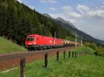 Die 1016 006 und die 1116 150 mit einem Kesselzug am 04.05.2013 unterwegs bei Penk.