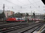 Die 1016 048 mit einer RoLa am 22.08.2009 bei der Ausfahrt aus dem Salzburger Hbf.