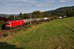 1016 029 mit einem Kesselwagenganzzug im schnen Abendlicht, am 31.08.2013 kurz nach Hofstatt in Richtung Westen.