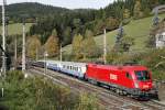 1116 103 fhrt am 14.10.2013 mit einem Miltrgterzug durch den Bahnhof Breitenstein.