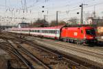 Die saubere 1016 002 der ÖBB mit EC von München nach Verona in Rosenheim am 04.12.2013