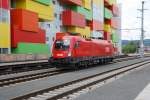 Der ÖBB-Taurus 1016 033-3 kommt nach einer kurzen Pause wieder aus dem Betriebswerk in Salzburg in den HBf zurück um einen Personenzug zu übernehmen.